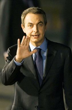 ZAPATERO saluda a los periodistas tras el debate. / AP