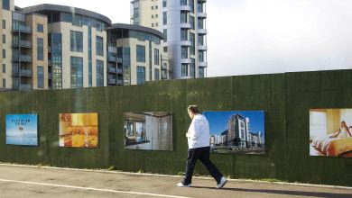 CAMBIO. Un joven camina junto a unos pisos en venta en el Waterfront de Edimburgo, un área en regeneración. / MANUEL DÍAZ DE RADA