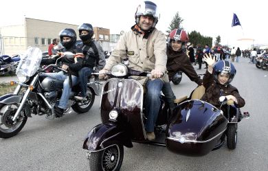 EN FAMILIA. También así se puede disfrutar de la moto, aunque sea preciso incorporar el sidecar para que entren todos. / AVELINO GÓMEZ.