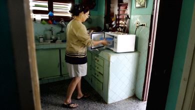 UN LUJO. Un ama de casa de la localidad de Las Guasimas se dispone a calentar comida en un microondas. / AP