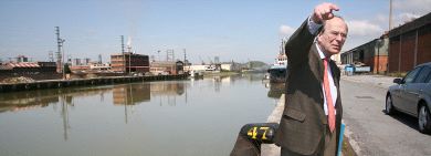 JUNTO AL CANAL. Areso indica las zonas donde se prevén los rellenos, que servirán para perfilar los márgenes de la ría y construir pisos y equipamientos. / MAITE BARTOLOME