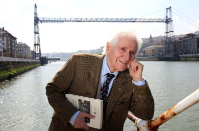 PIONERO. Con el Puente Colgante de Vizcaya de fondo, José María Aurrecoechea ejerció la veterinaria más de 40 años. / LUIS ÁNGEL GÓMEZ