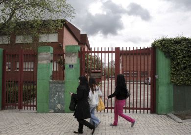 ALARMA. El colegio de Leganés en que apareció ayer la maleta robada con material radiactivo. / EFE