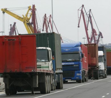 Camiones a la espera de cargar en el Puerto de Bilbao. / FERNANDO GÓMEZ