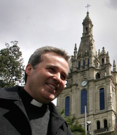El nuevo obispo auxiliar de Bilbao, en Begoña. / I. PÉREZ