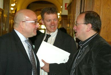 El viceconsejero Patxi Baztarrika, a la izquierda, conversa con dos expertos en euskera. / LUIS MICHELENA