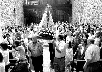 A HOMBROS. Un grupo de fieles inicia la procesión desde el propio Santuario. /JULIO CALLEJA