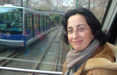 INVESTIGADORA. Mercedes Maroto-Valer se asoma a un tren en Bergen, Noruega. / EL CORREO