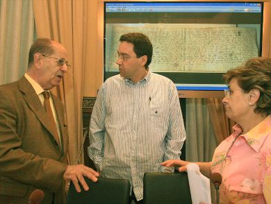 COLABORACIÓN. José Yrizar (izquierda), acompañado de Gerenabarrena y Carmen Gómez. / J. MONTES