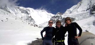 LA EXPEDICIÓN. El rumano Colibasanu,Ochoa de Olza (centro) y el canadiense Bowie, en el campo base del Annapurna./EFE