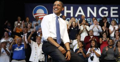 UN LÍDER QUE UNE. Barack Obama bromea con un grupo de sus seguidores durante un acto celebrado esta semana en Florida. / AP