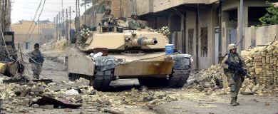 PRIMERA POTENCIA. Soldados norteamericanos penetran con un blindado en Faluya. / AFP