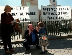 Protesta de padres separados contra la Ley de Divorcio en Madrid. / EL CORREO