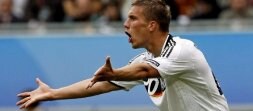 El goleador Podolski es la gran esperanza alemana para seguir en la Eurocopa. / REUTERS