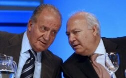 Don Juan Carlos y el ministro Moratinos, en el acto de ayer. /EFE