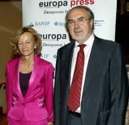 Pedro Solbes, con la ministra Elena Salgado, ayer en Madrid./ EFE