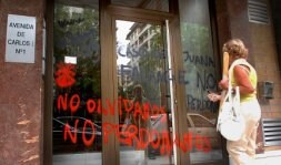 Mensajes contra De Juana en el portal de su casa en el barrio donostiarra de Amara. / TELEPRESS
