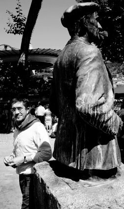 López pasea por El Arenal, junto al busto del bertsolari Balendin Enbeita. / FOTOS: IGNACIO PÉREZ