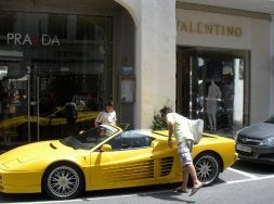 Por Marbella y Puerto Banús circula una flota de ferraris de alquiler./ FOTOS: ÍÑIGO DOMÍNGUEZ