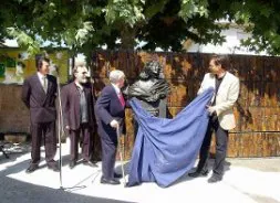 Morga y García Turza descubren la escultura de Villegas. / C. S.