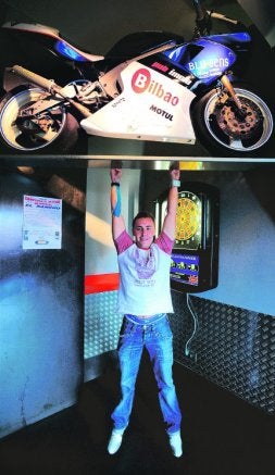 Julen Lasa ayuda en los estiramientos a Efrén en su consulta.