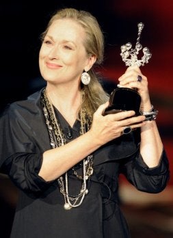 Meryl Streep posa tras recoger anoche el Premio Donostia. / JOSË USOZ