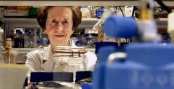 Margarita Salas, en su laboratorio del Centro de Biología Molecular Severo Ochoa, de la Universidad Autónoma de Madrid. / JOSÉ RAMÓN LADRA