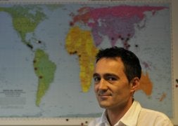Bernardo García Izquierdo, en la sede de Anesvad en Bilbao. / FERNANDO GÓMEZ