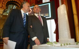Iñaki Azkuna y el presidente de Iberdrola, Ignacio Galán, observan la maqueta de la futura Torre Iberdrola el día de la presentación del proyecto. / M. B.