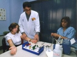 Pruebas médicas a una niña afectada de asma. / EL CORREO