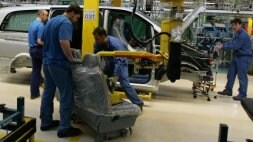 Trabajadores de Mercedes montan una furgoneta en la planta alavesa. / I. AIZPURU