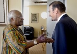 El lehendakari y Desmond Tutu se reunieron ayer en Ciudad del Cabo. / JON BERNARDEZ