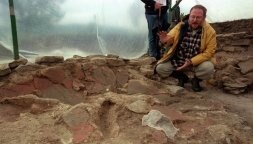 Eliseo Gil explica sobre el terreno los 'hallazgos' en la excavación que dirige en Iruña, a pocos kilómetros de Vitoria. / EFE