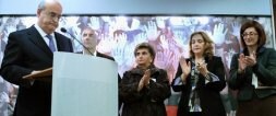 Emilio Guevara pronuncia su discurso en presencia de Iñaki Arteta, Pilar Elías, Cristina Cuesta y Maite Pagazaurtundua. / I. PÉREZ