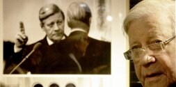 Primer plano de Helmut Schmidt con una fotografía a su espalda de su época de canciller. / REUTERS
