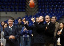 Ibarretxe juega con un balón en la cancha del Buesa Arena aplaudido por Urkullu y los candidatos. / IOSU ONANDIA