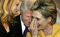 Hillary ríe junto a su marido y su hija Chelsea durante un acto de la reciente campaña presidencial. / AP