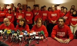 Representantes de ANV en Euskadi y Navarra, en una intervención pública en febrero para criticar el proceso de ilegalización. / REUTERS