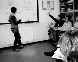 Un grupo de alumnos y alumnas recibe clases en el euskaltegi Kaltxango AEK de Ermua. / A. L.