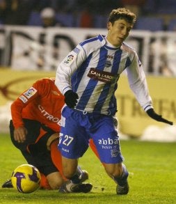 Óscar de Marcos desborda a Rubén y éste le toca en el pie, derribándole. El árbitro pitó la falta máxima. / JESÙS ANDRADE