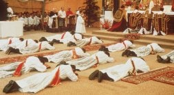 Ordenación de sacerdotes por el arzobispo Marcel Lefebvre, poco después de ser excomulgado. / EL CORREO