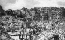 Las llamas devoraron gran parte de la capital cántabra. / EL CORREO