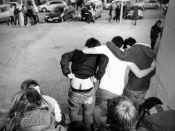 Un grupo de menores hace el gamberro después de ingerir varios litros de alcohol en Bilbao. / JORDY ALEMANY