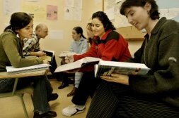 Un grupo de alumnos repasan sus conocimientos de euskera. / PEDRO URRESTI