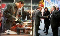 El presidente de Adegi, Eduardo Zubiaurre, saluda al alcalde barakaldés, Tontxu Rodríguez, ante la consejera. / BERNARDO CORRAL