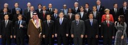 Los mandatarios de los países del G-20 e invitados posan para la foto oficial, tras la reunión de ayer. Zapatero se encuentra en la segunda fila, a la derecha. / AFP