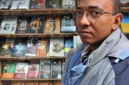 José Tadeo es especialista es espiritismo. «La religión es muy importante en mi país». / M. BARTOLOMÉ