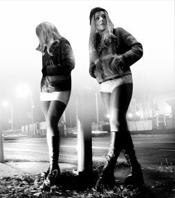 Dos prostitutas esperan la llegada de clientes en plena calle.
