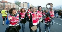 La edil Ana de Castro, rodeada de otras concejalas, porta el testigo que le ha entregado el pequeño Tomás (drcha.). / J. ALEMANY