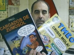 El dibujante Kini, con el álbum y la revista. / JESÚS ANDRADE
